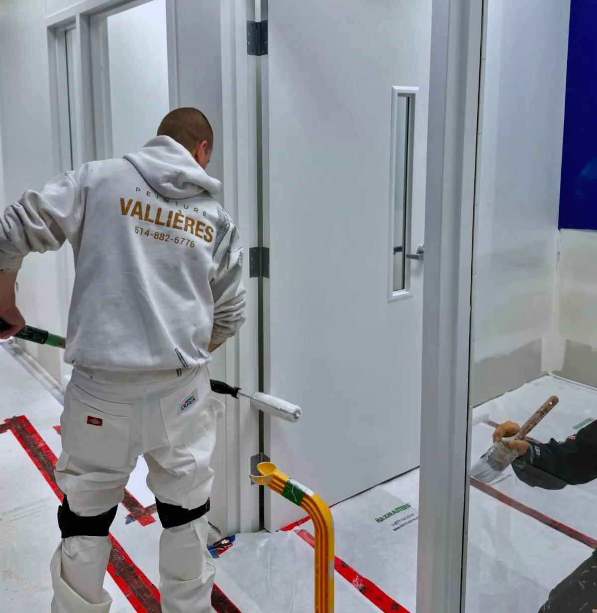 Peintre Peinture Vallières au travail sur un chantier intérieur